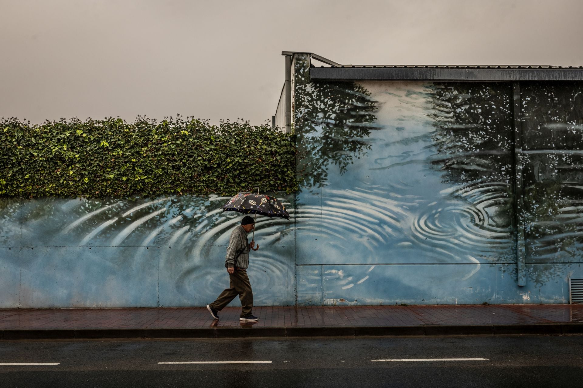 El muro perimetral de una de las instalaciones deportivas al oeste de la ciudad presenta un mural en la avenida de la Playa, frente a la Hípica, también obra de Globartia con el Ebro y el arbolado desaparecido como principales protagonistas (2015).